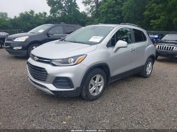 KL7CJLSB3KB719676 2019 CHEVROLET TRAX - Image 2