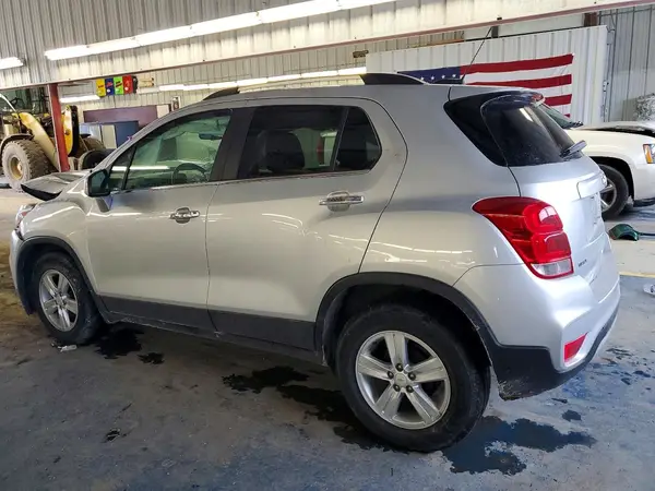 KL7CJLSB3LB010084 2020 CHEVROLET TRAX - Image 2