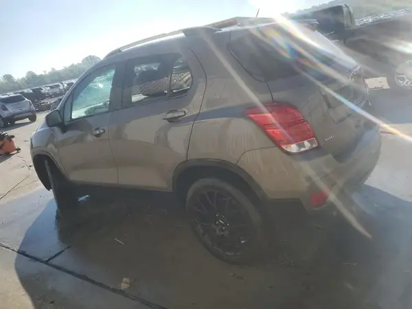 KL7CJLSB3MB331446 2021 CHEVROLET TRAX - Image 2