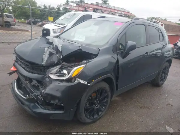 KL7CJLSB3MB331480 2021 CHEVROLET TRAX - Image 2