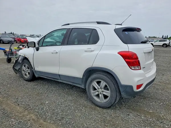 KL7CJLSB3MB333777 2021 CHEVROLET TRAX - Image 2