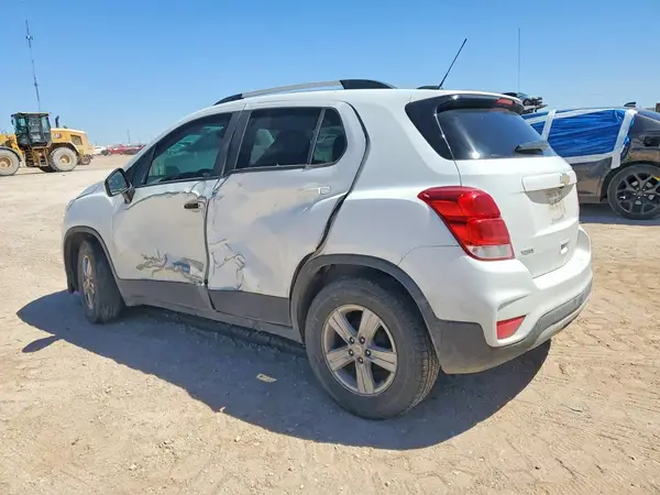 KL7CJLSB3MB360459 2021 CHEVROLET TRAX - Image 2