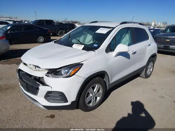 KL7CJLSB4JB508856 2018 CHEVROLET TRAX - Image 2