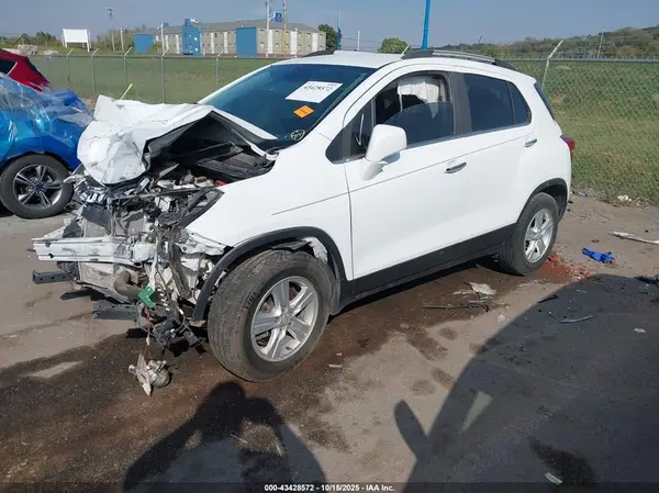 KL7CJLSB4JB556227 2018 CHEVROLET TRAX - Image 2