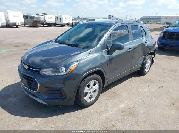KL7CJLSB4JB562285 2018 CHEVROLET TRAX - Image 2