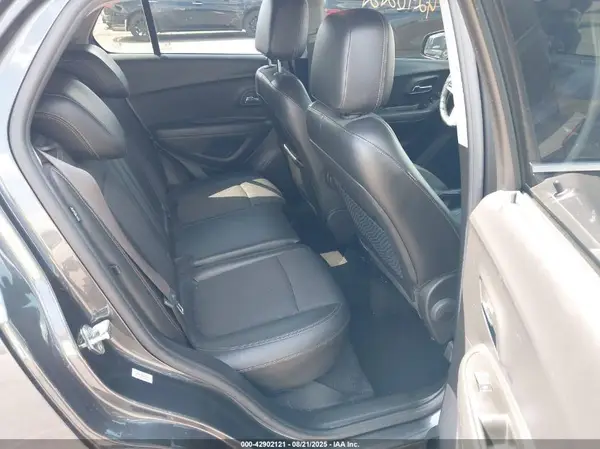 KL7CJLSB4JB562285 2018 CHEVROLET TRAX - Image 8