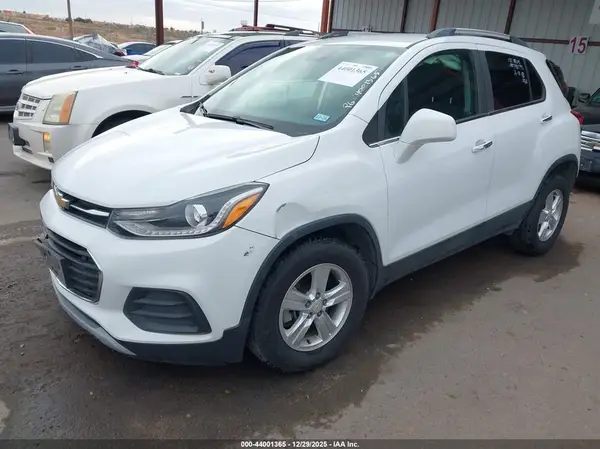 KL7CJLSB4JB563405 2018 CHEVROLET TRAX - Image 2