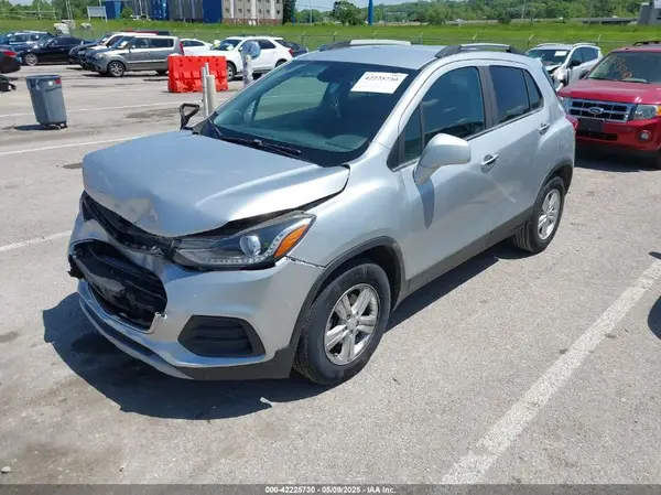 KL7CJLSB4JB579605 2018 CHEVROLET TRAX - Image 2