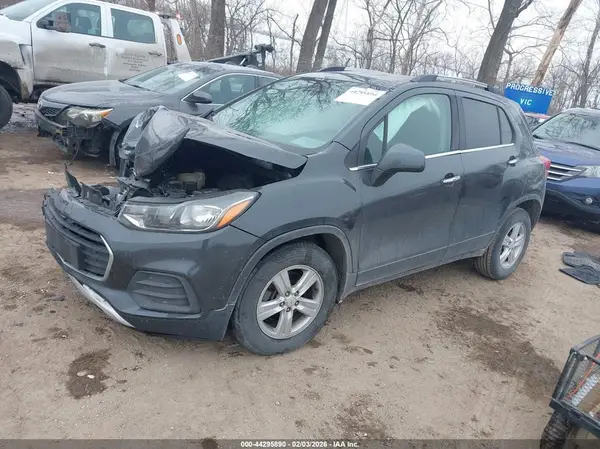 KL7CJLSB4JB599563 2018 CHEVROLET TRAX - Image 2