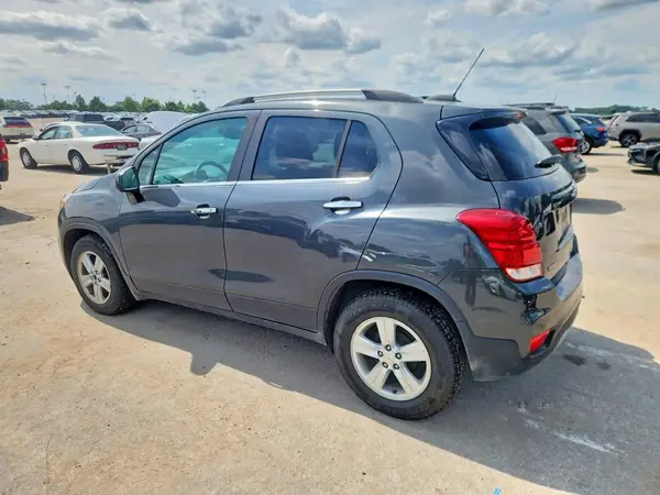 KL7CJLSB4JB618046 2018 CHEVROLET TRAX - Image 2