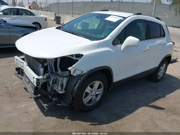 KL7CJLSB4JB629824 2018 CHEVROLET TRAX - Image 2