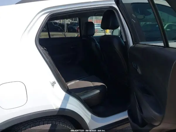 KL7CJLSB4JB629824 2018 CHEVROLET TRAX - Image 8