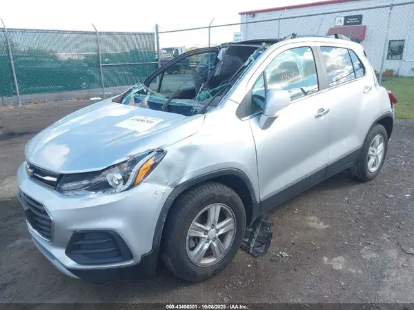 KL7CJLSB4LB017562 2020 CHEVROLET TRAX - Image 2