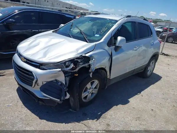 KL7CJLSB4MB322805 2021 CHEVROLET TRAX - Image 2