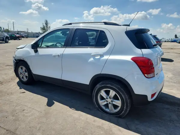 KL7CJLSB4MB329009 2021 CHEVROLET TRAX - Image 2