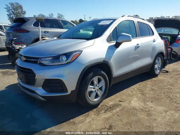 KL7CJLSB4MB333769 2021 CHEVROLET TRAX - Image 2