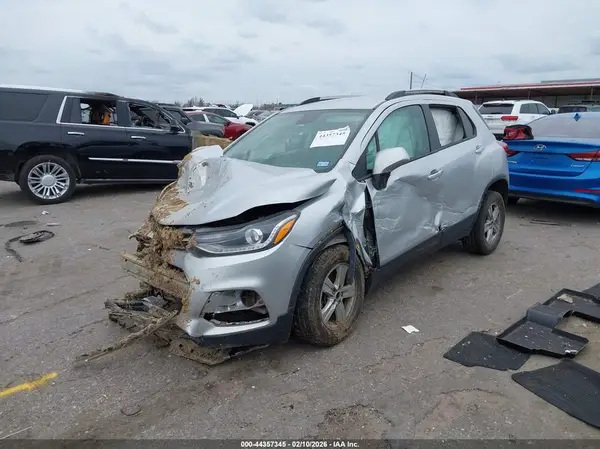 KL7CJLSB4MB339586 2021 CHEVROLET TRAX - Image 2