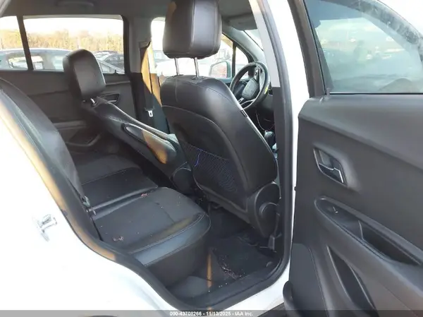 KL7CJLSB5JB530347 2018 CHEVROLET TRAX - Image 8