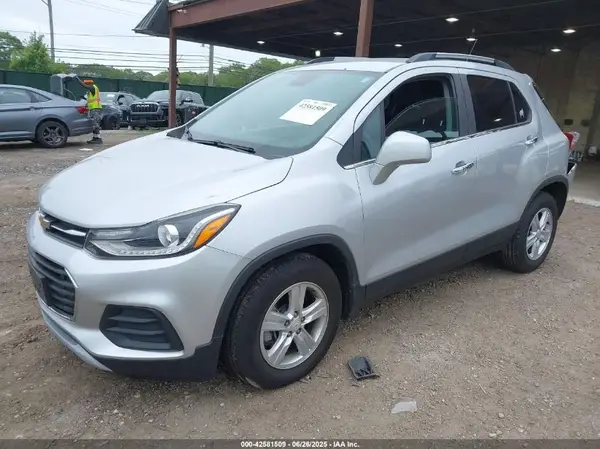 KL7CJLSB5JB548539 2018 CHEVROLET TRAX - Image 2