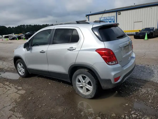 KL7CJLSB5JB587132 2018 CHEVROLET TRAX - Image 2