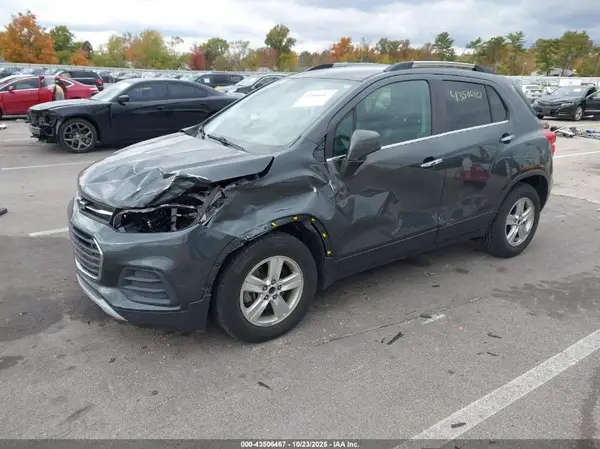 KL7CJLSB5JB618346 2018 CHEVROLET TRAX - Image 2