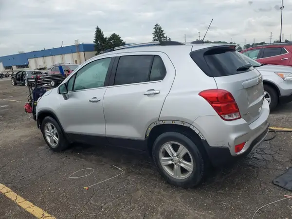 KL7CJLSB5JB637706 2018 CHEVROLET TRAX - Image 2