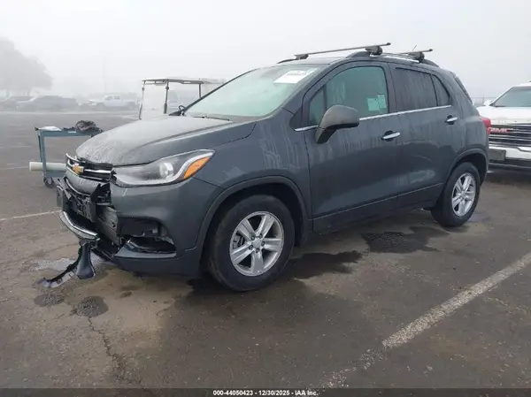 KL7CJLSB5JB668325 2018 CHEVROLET TRAX - Image 2