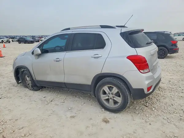 KL7CJLSB5JB678465 2018 CHEVROLET TRAX - Image 2