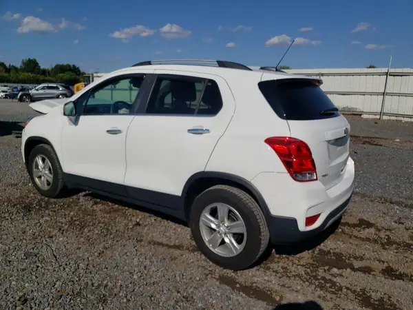 KL7CJLSB5JB724893 2018 CHEVROLET TRAX - Image 2