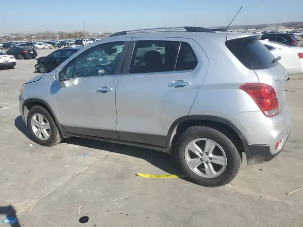 KL7CJLSB5JB726501 2018 CHEVROLET TRAX - Image 2
