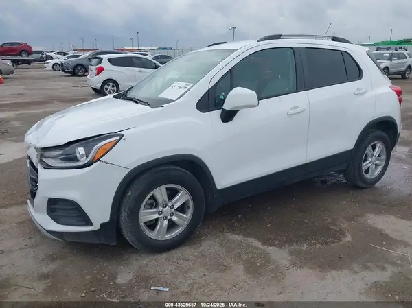 KL7CJLSB5MB328936 2021 CHEVROLET TRAX - Image 2