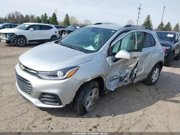 KL7CJLSB5MB331495 2021 CHEVROLET TRAX - Image 2