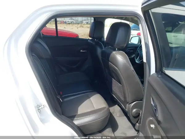 KL7CJLSB6JB605671 2018 CHEVROLET TRAX - Image 8