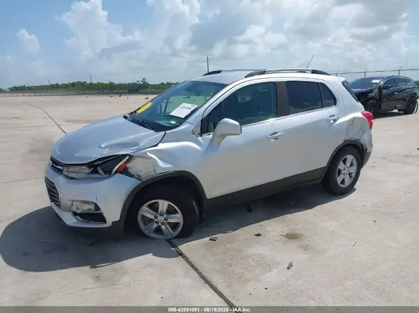 KL7CJLSB6JB644132 2018 CHEVROLET TRAX - Image 2