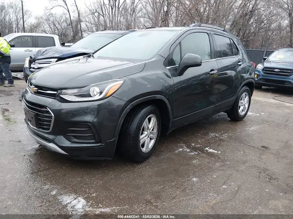 KL7CJLSB6JB693637 2018 CHEVROLET TRAX - Image 2