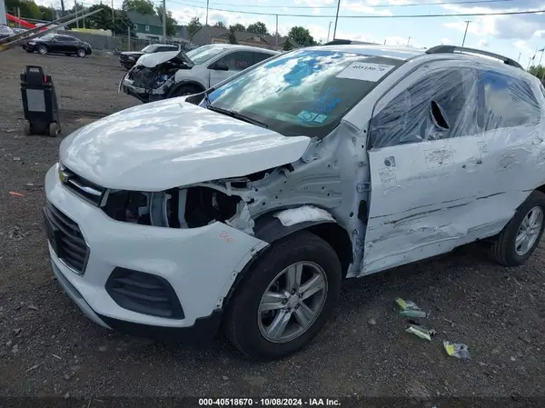 KL7CJLSB6JB716589 2018 CHEVROLET TRAX - Image 2