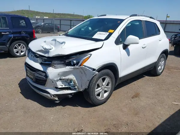KL7CJLSB6MB323521 2021 CHEVROLET TRAX - Image 2