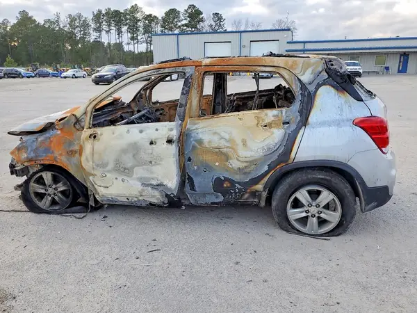 KL7CJLSB6MB323857 2021 CHEVROLET TRAX - Image 2