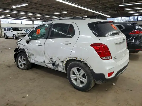 KL7CJLSB6MB327925 2021 CHEVROLET TRAX - Image 2