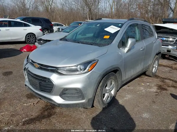 KL7CJLSB7JB532844 2018 CHEVROLET TRAX - Image 2