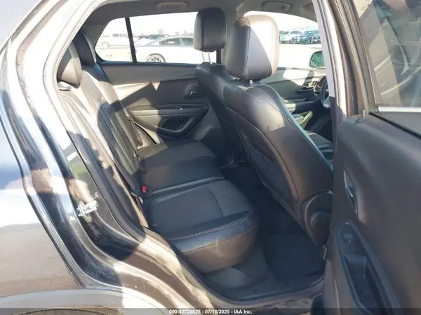 KL7CJLSB7JB560143 2018 CHEVROLET TRAX - Image 8