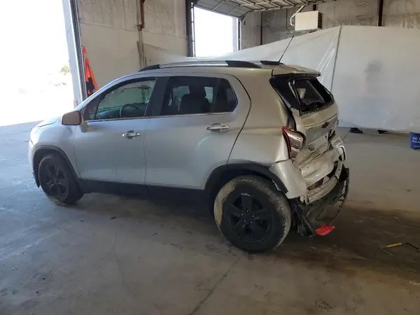 KL7CJLSB7JB587486 2018 CHEVROLET TRAX - Image 2