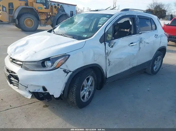 KL7CJLSB7JB632099 2018 CHEVROLET TRAX - Image 2