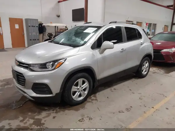 KL7CJLSB7JB638761 2018 CHEVROLET TRAX - Image 2