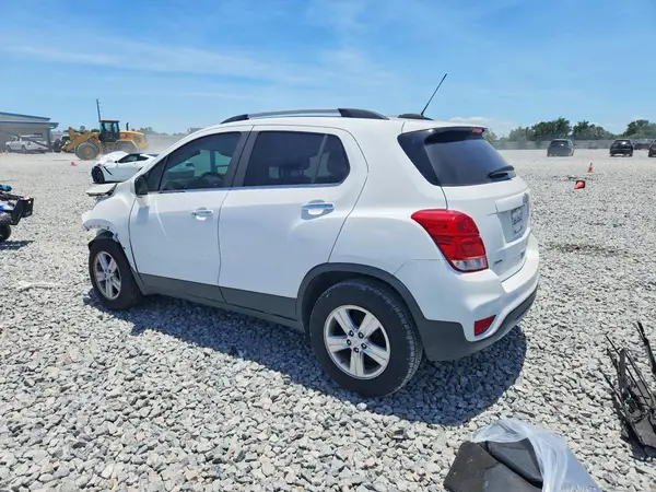 KL7CJLSB7JB642468 2018 CHEVROLET TRAX - Image 2