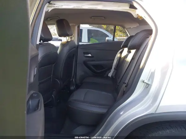 KL7CJLSB7JB677866 2018 CHEVROLET TRAX - Image 8