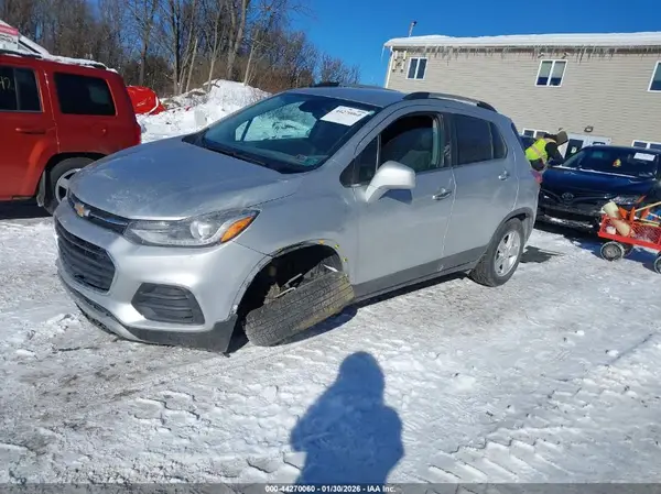 KL7CJLSB7JB686776 2018 CHEVROLET TRAX - Image 2