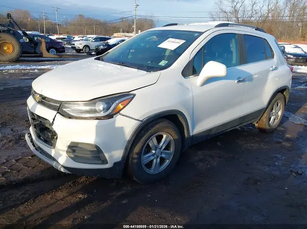 KL7CJLSB7JB686907 2018 CHEVROLET TRAX - Image 2