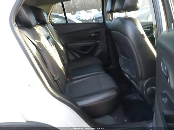KL7CJLSB7JB686907 2018 CHEVROLET TRAX - Image 8