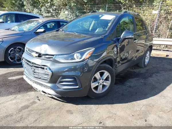 KL7CJLSB7JB688527 2018 CHEVROLET TRAX - Image 2